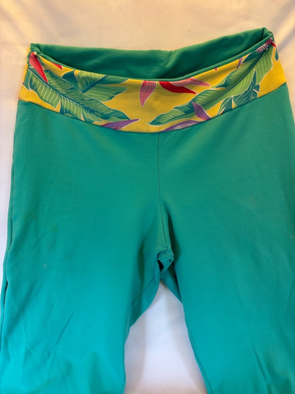 TURQUOISE WOMEN’s CAPRI YOGA LEGGINGS WITH TROPICAL PRINT WAISTBAND - - Picture 4 of 12